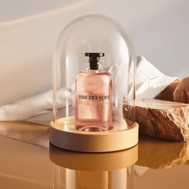 Thiết kế của Louis Vuitton Rose Des Vents EDP thanh lịch với chai thủy tinh trong suốt, đơn giản nhưng đầy tinh tế